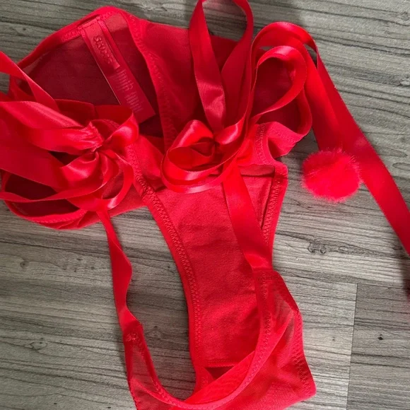SKIMS red pompom bow panties like new - Picture 3 of 4
